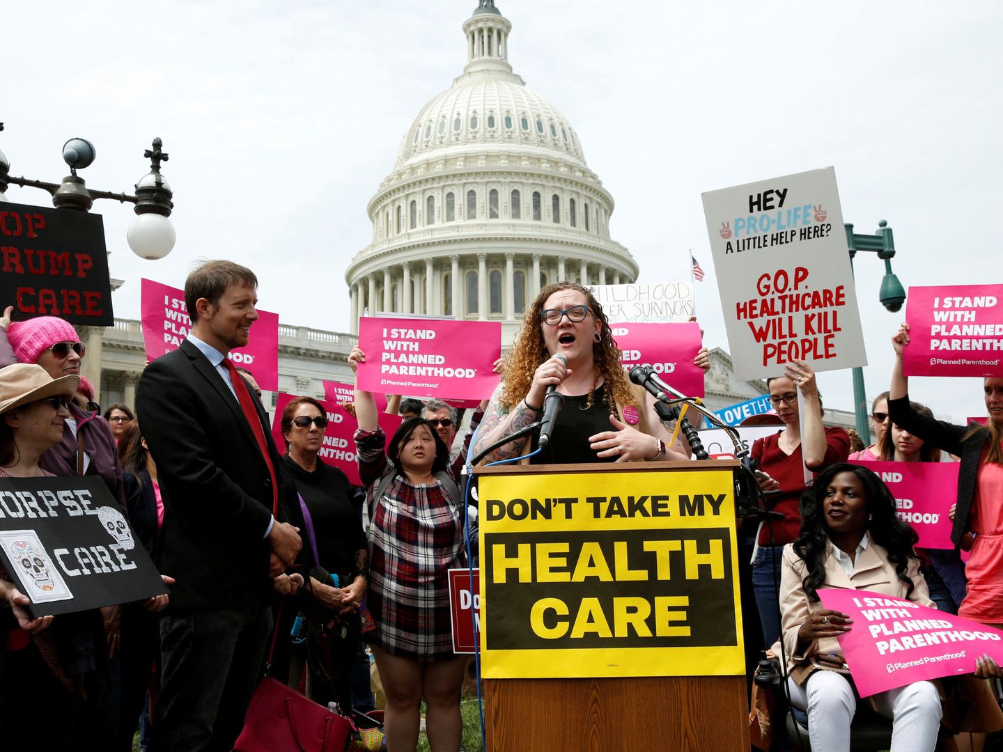 Protestas frente al Capitolio durante la votación de la nueva Ley de Asistencia Sanitaria Americana, que buscaba eliminar gran parte del Obamacare, el 4 de mayo de 2017. (Reuters)