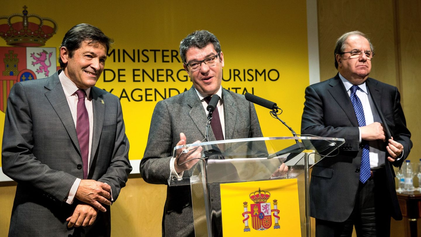 El exministro de Energía Álvaro Nadal (c), acompañado por Juan Vicente Herrera (d) y Javier Fernández (i), el pasado noviembre. (EFE)
