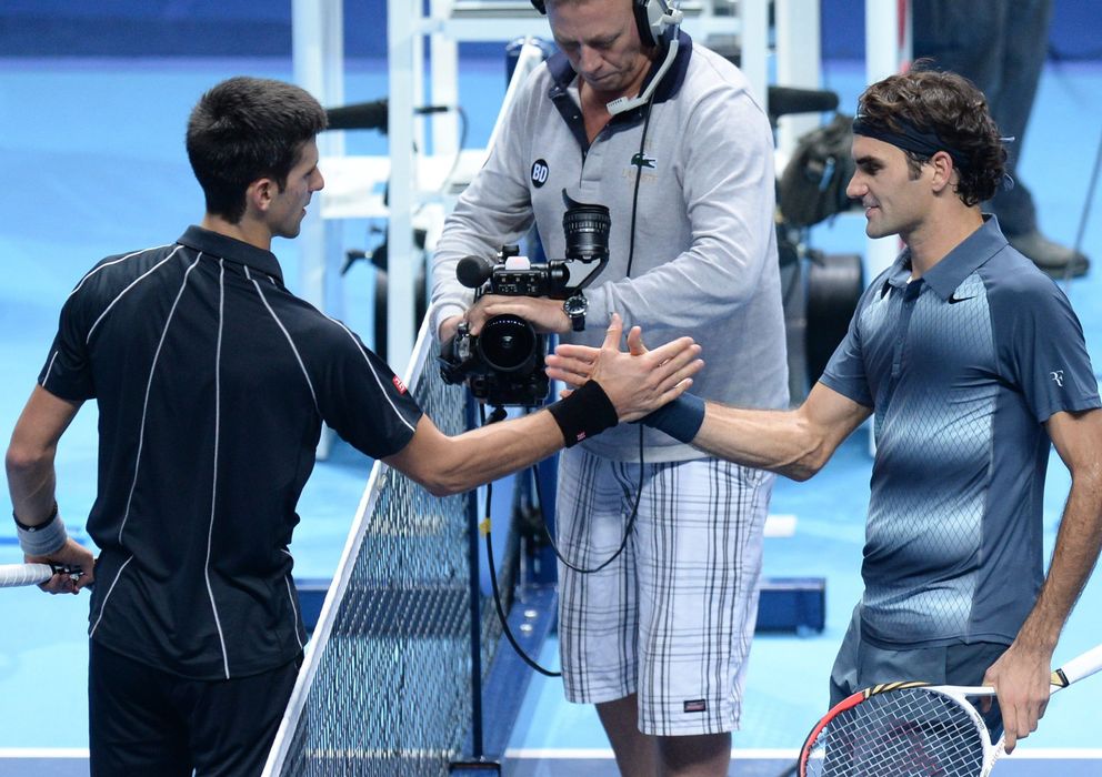 Foto: Djokovic saluda a Federer tras el partido (Efe).