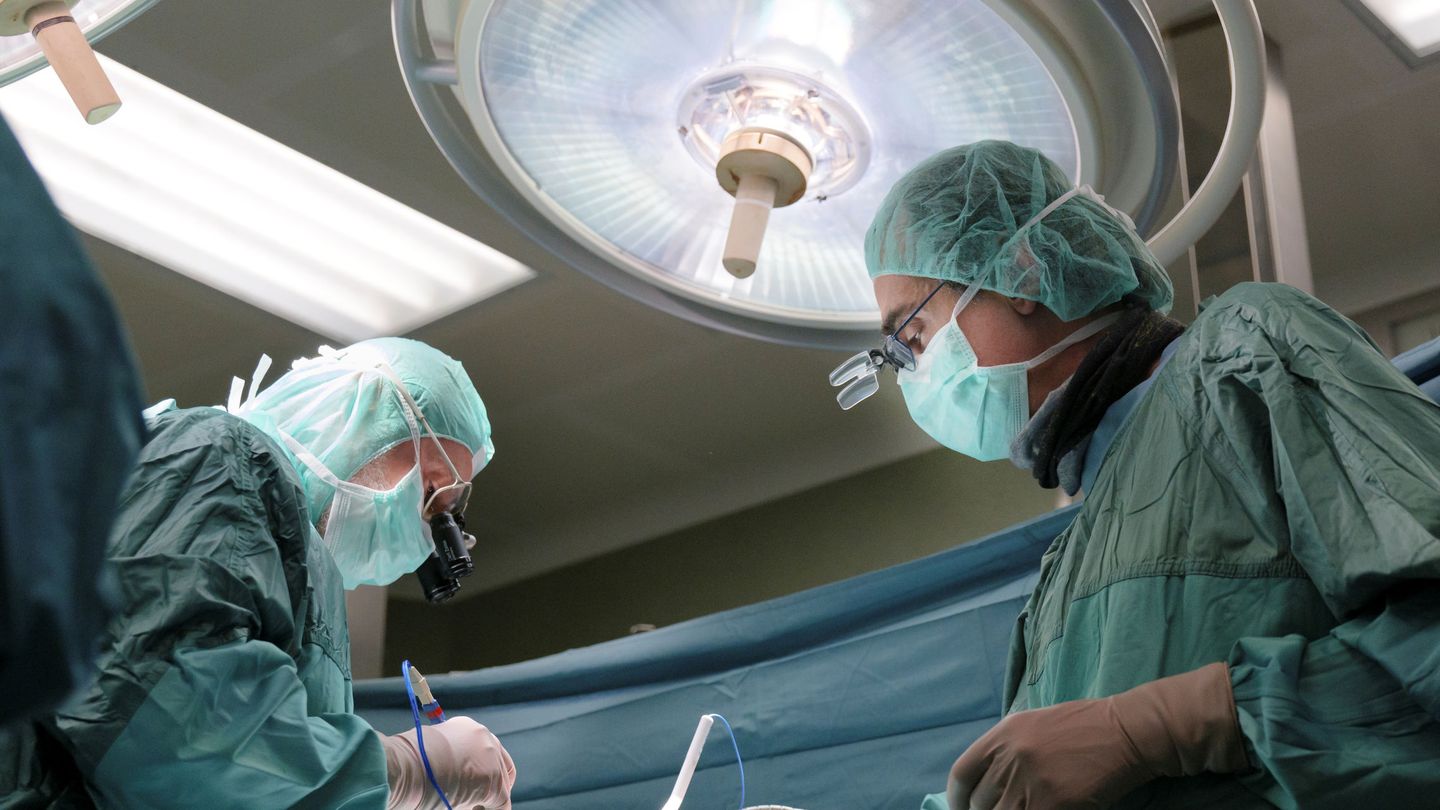 El uso de tecnología 5G permitirá efectuar operaciones quirúrgicas a distancia. (Reuters)