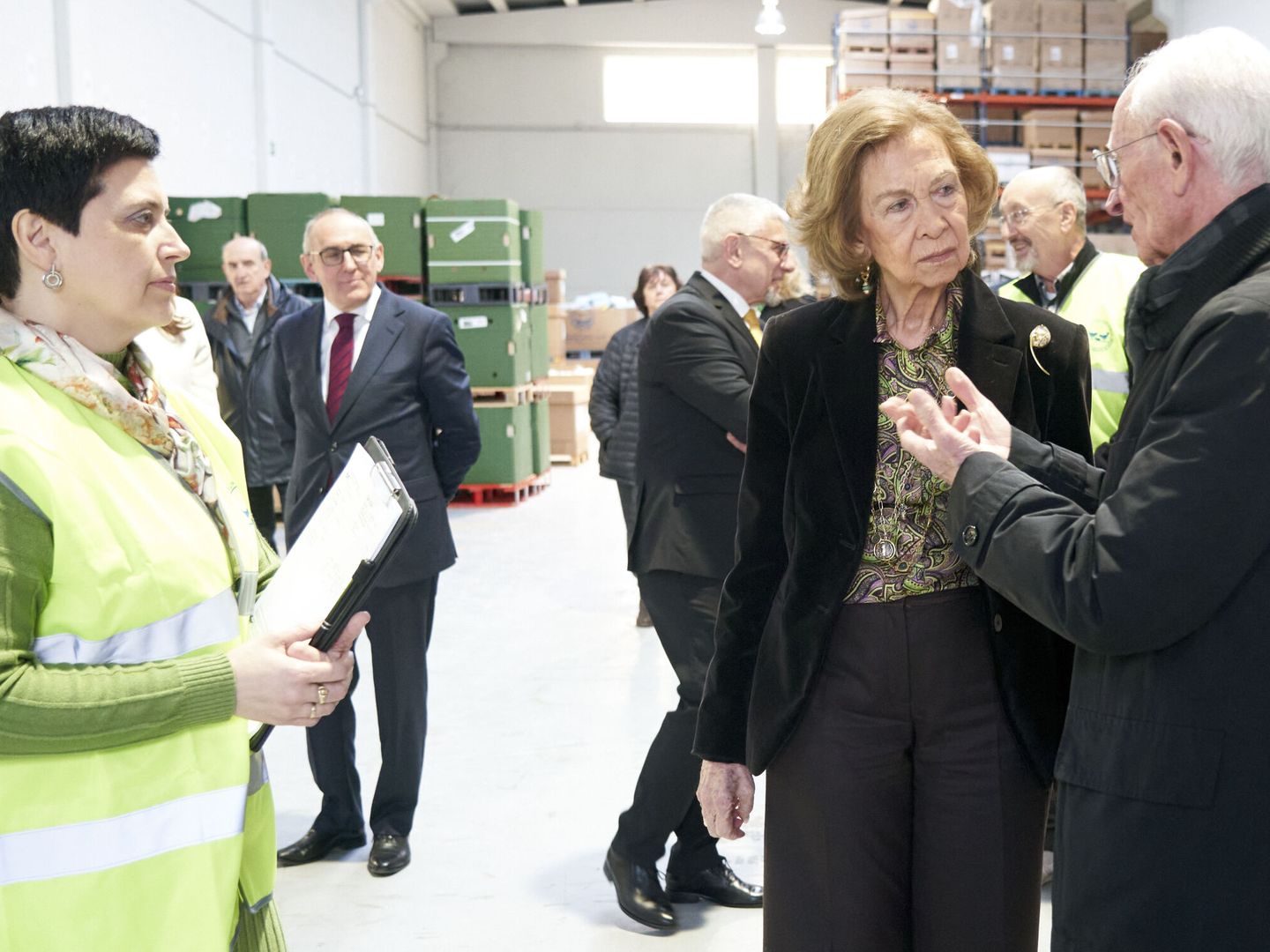 La reina Sofía visita el Banco de Alimentos de Vitoria. (EFE)