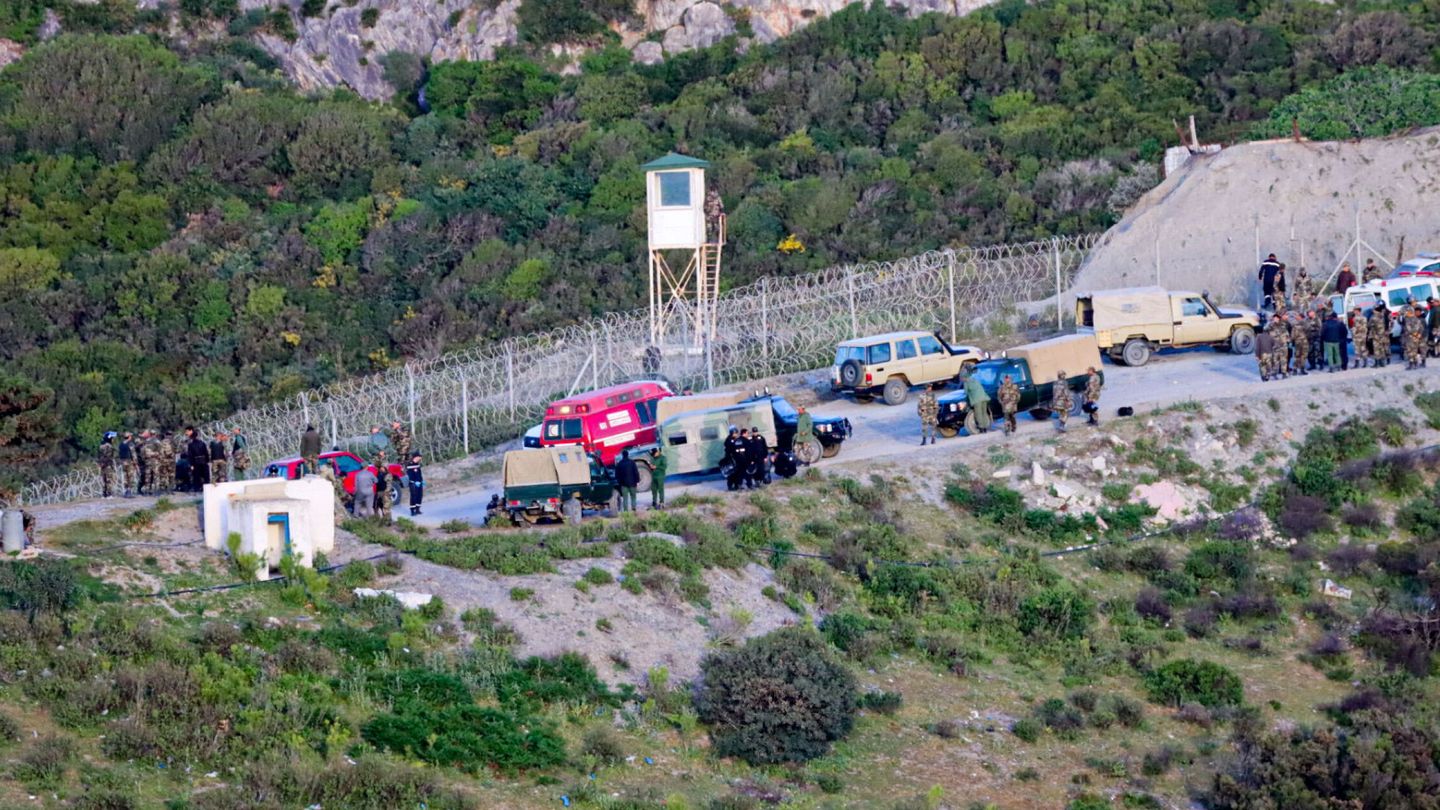 Unidades de la policía fronteriza de Marruecos desplegadas en su lado de la valla junto a Ceuta. (EFE/Reduan Dris)