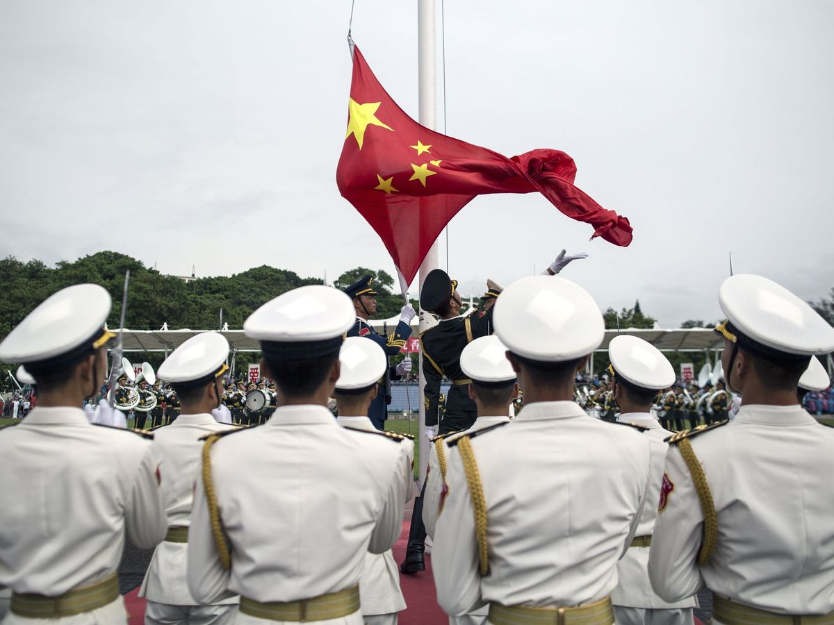 Foto: Ceremonia de alza de la bandera en la base militar de Hong Kong. (EFE/Jerome Favre)