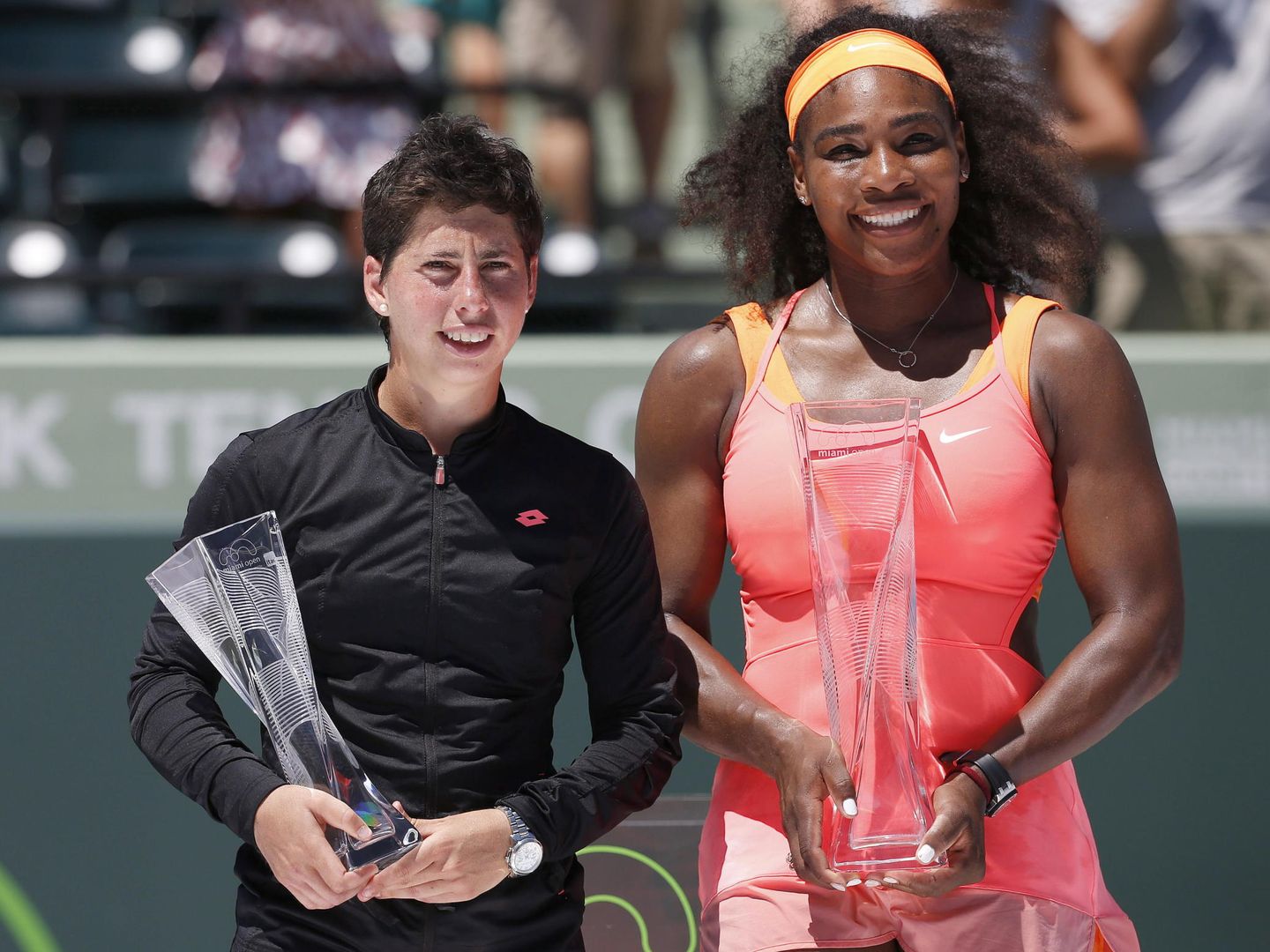 Carla Suárez, junto a Serena Williams tras perder la final de Miami en 2015. (EFE)