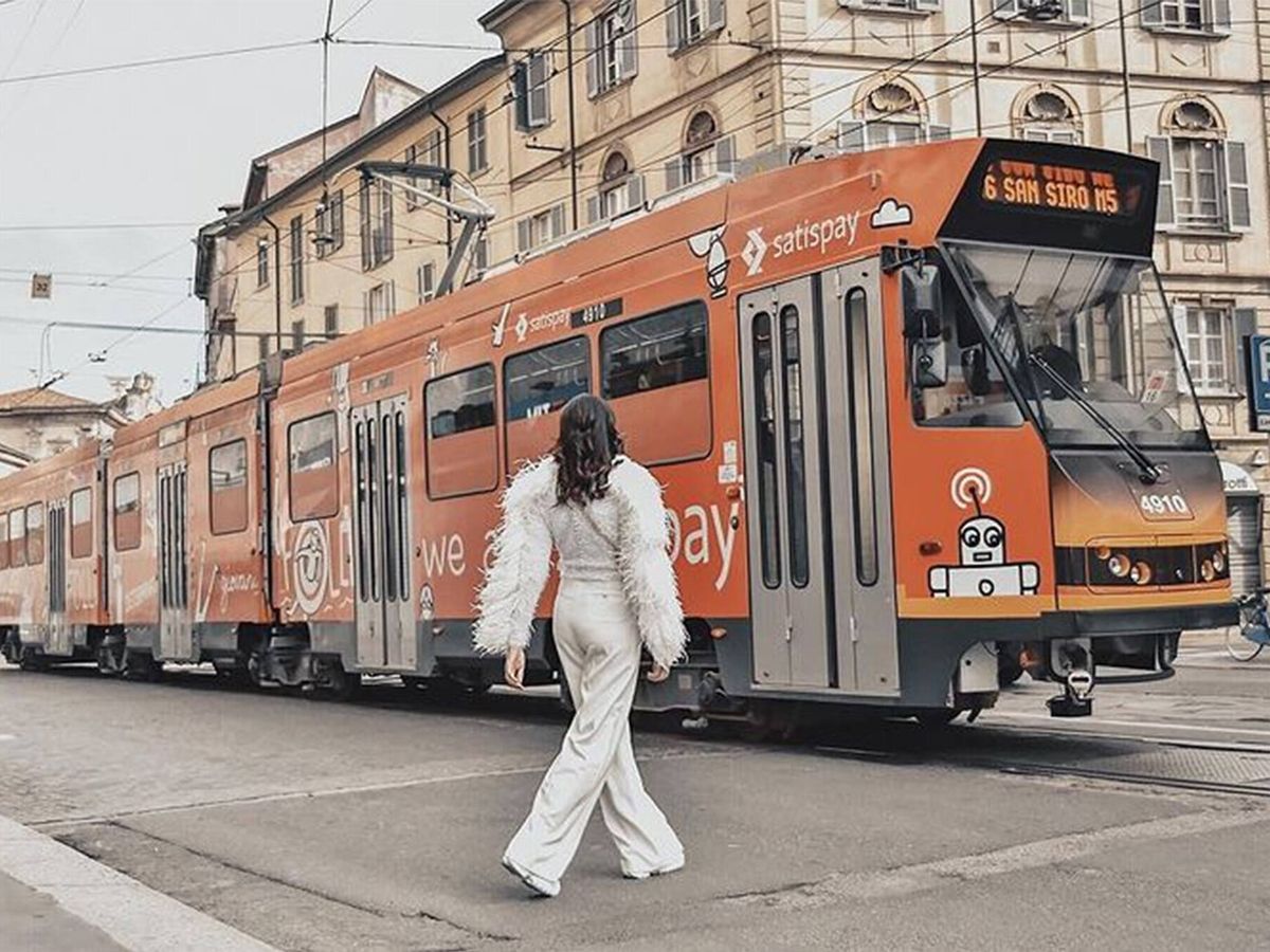 Foto: La influencer Silvia Rodríguez con un look de pantalón blanco y top de plumas. (Instagram @elblogdesilvia)