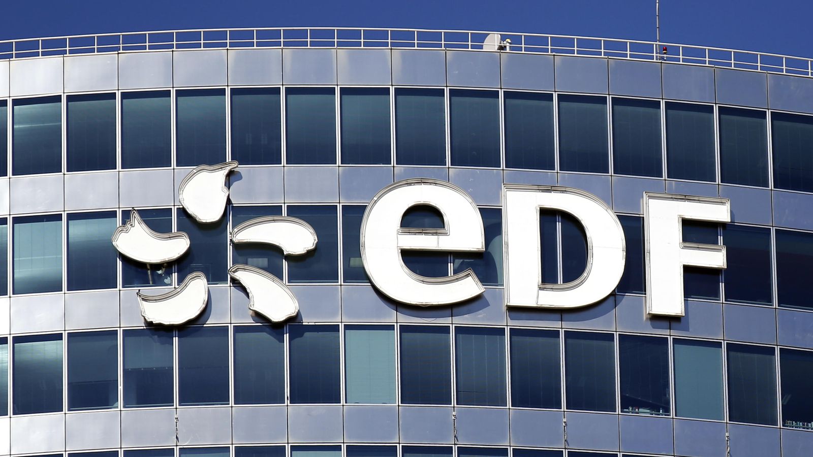 Foto: Logo de la empresa EDF en uno de sus edificiones en el distrito francés de La Defense (Reuters)