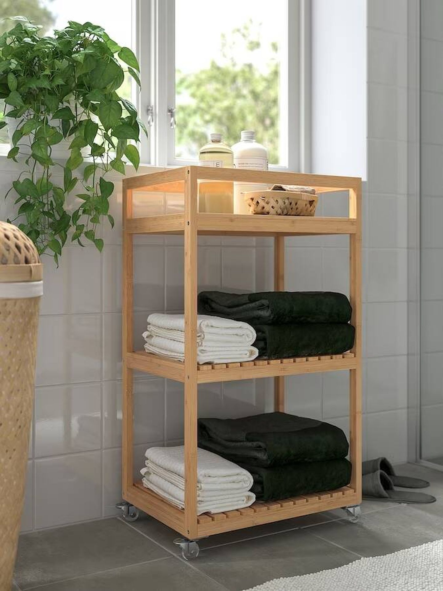 Carrito de bambú para organizar las toallas y otros productos de baño.