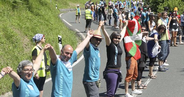 Foto: Participantes en la cadena humana por el derecho a decidir organizada por Gure Esku Dago en 2014. (EFE)