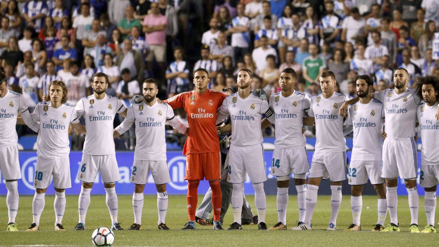El once del Real Madrid que jugó en Riazor, durante el minuto de silencio por los atentados de Barcelona. (EFE)
