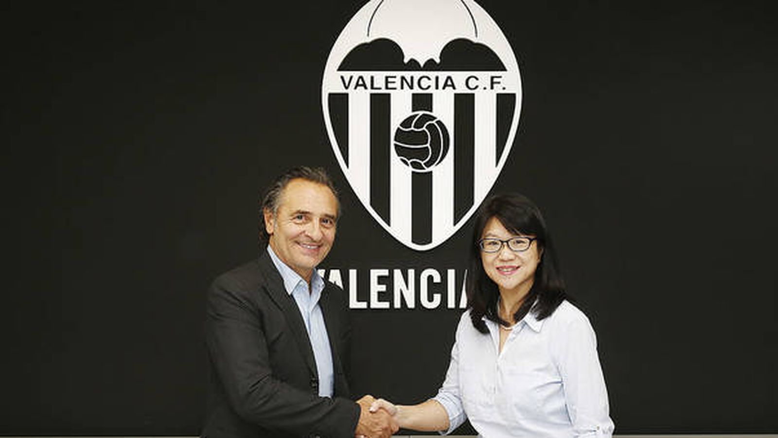 Foto: Cesare Prandelli junto a la Layhoon Chan, presidenta del Valencia (www.valenciacf.com)