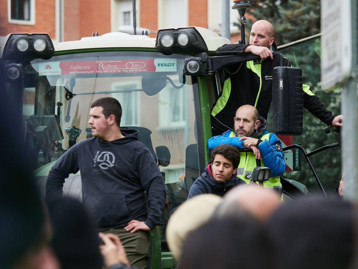Foto: Un grupo de agricultores se concentra en el centro de Pamplona (Navarra). (Eduardo Sanz/Europa Press)