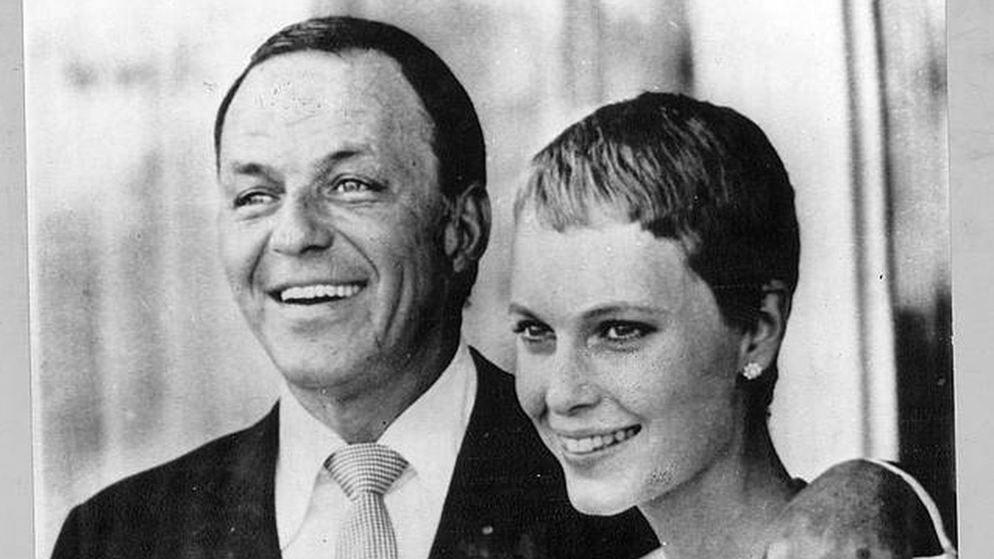 Frank Sinatra y Mia Farrow el día de su boda. 