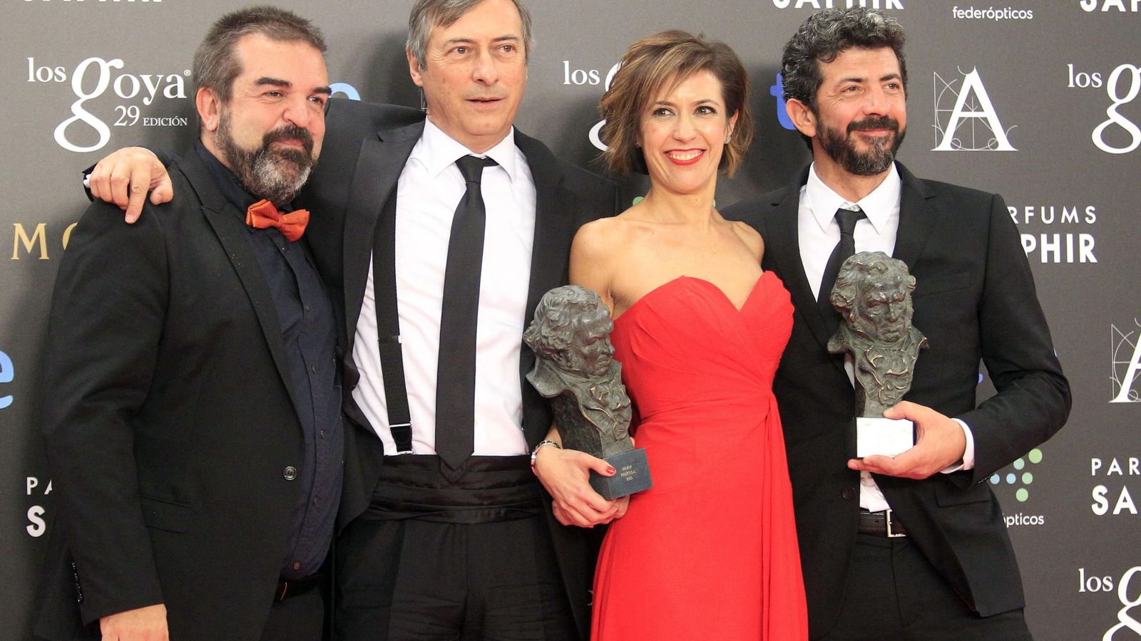 Foto: Los productores de 'La isla mínima', Gervasio Iglesias (izquierda), José Antonio Félez y Mercedes Gamero, junto al director, Alberto Rodríguez, en los Goya de 2015. EFE