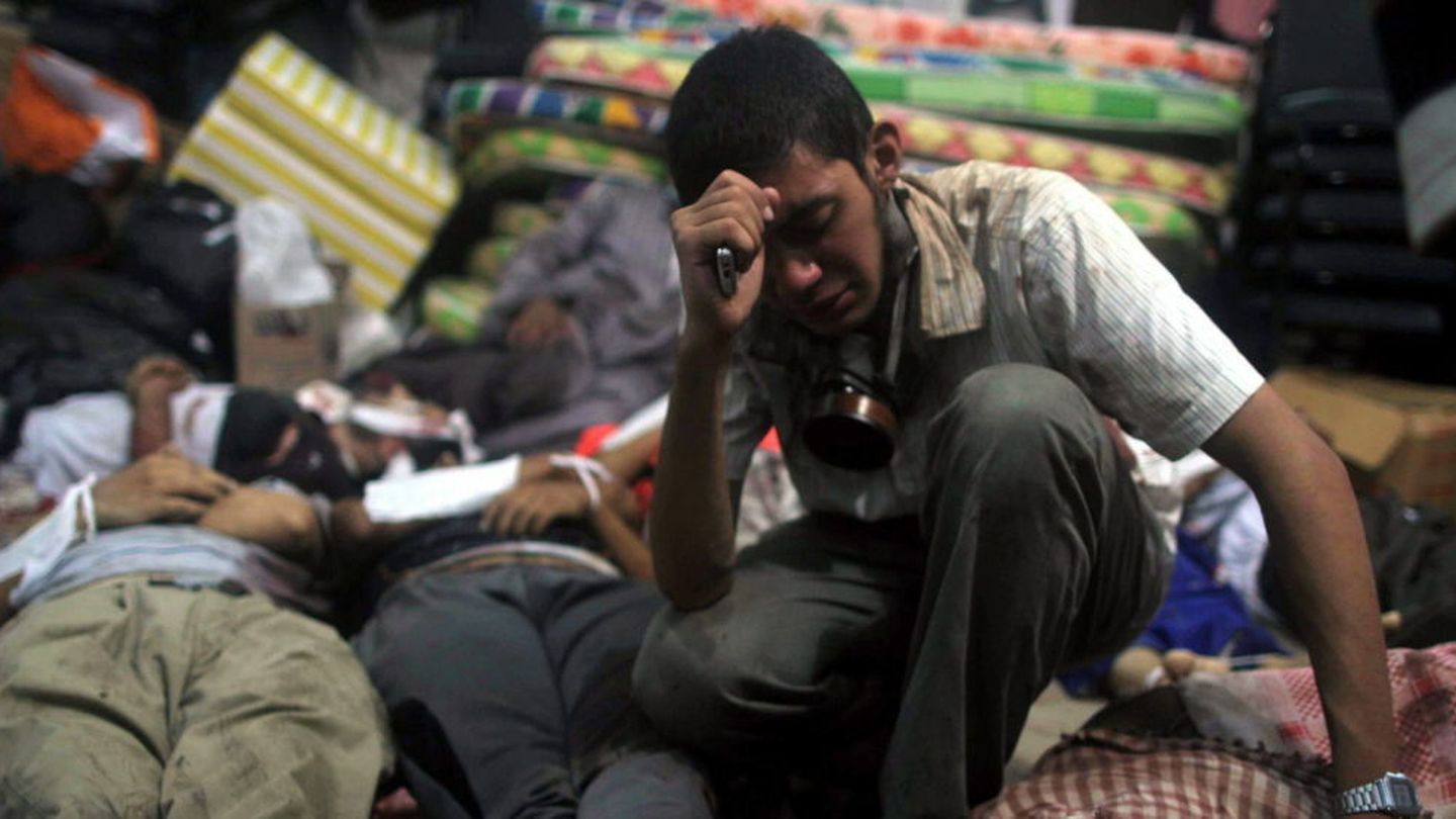 El Ministerio de Sanidad confirmó 95 muertos y 874 heridos en los primeros choques en Egipto