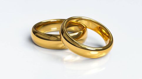 ¡Se regala dinero!: una mujer busca el anillo de su marido fallecido