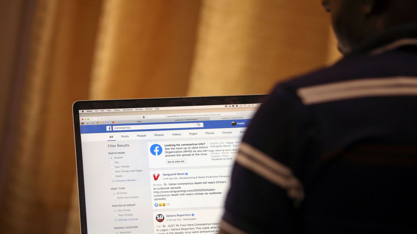 Un hombre busca información sobre el covid en Facebook. (Reuters)