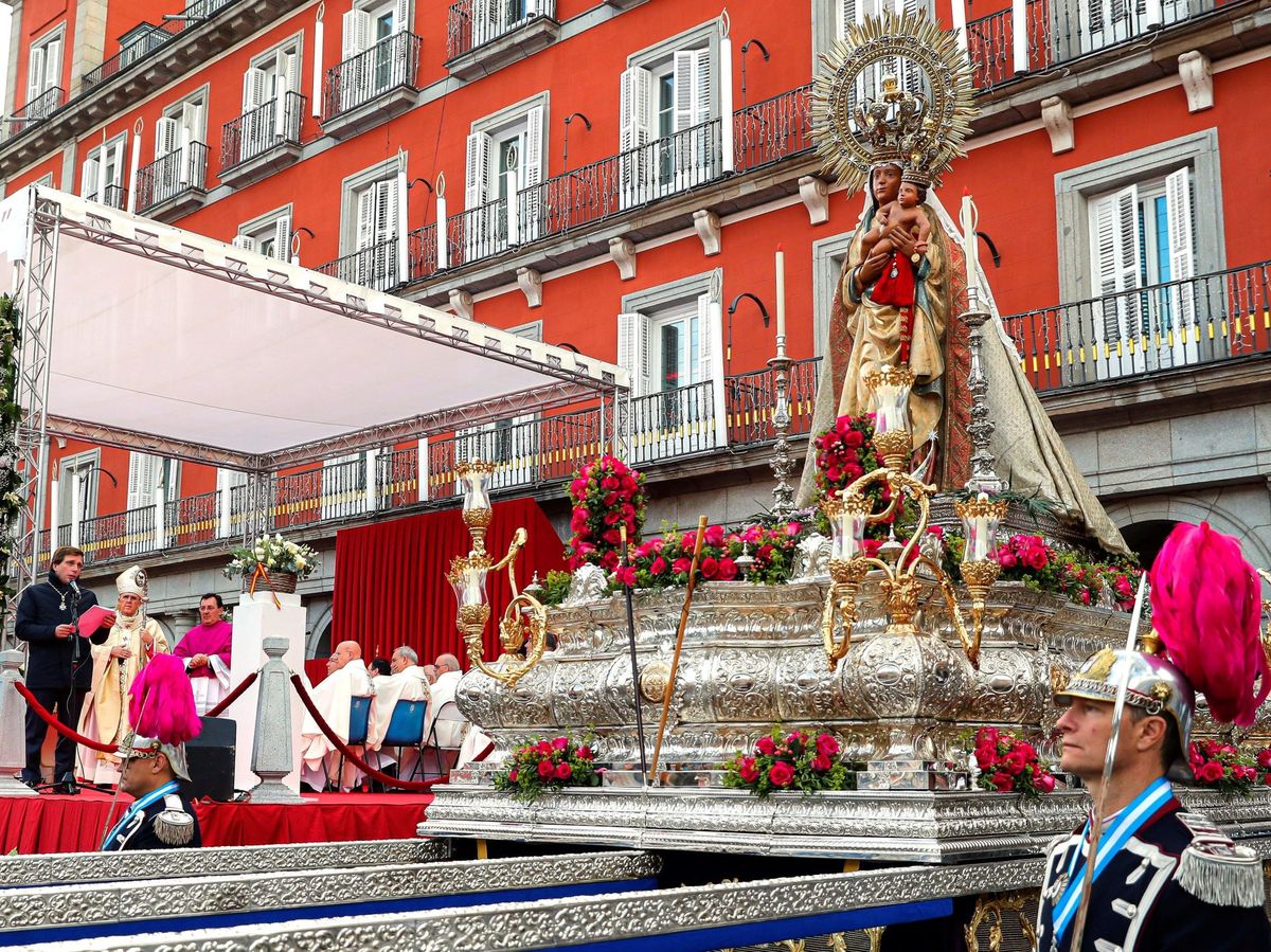 Foto: La imagen de la Virgen de la Almudena en la procesión tradicional por Madrid. (EFE/Naranjo)