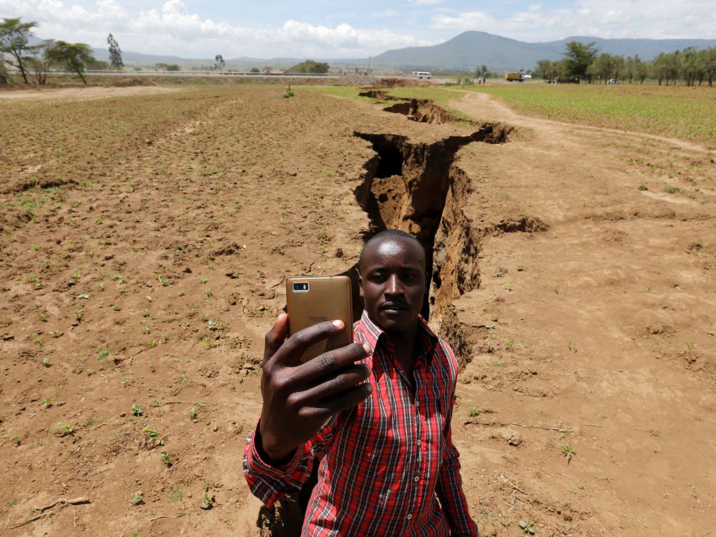Un hombre se hace un selfi frente a la grieta. (Reuters)