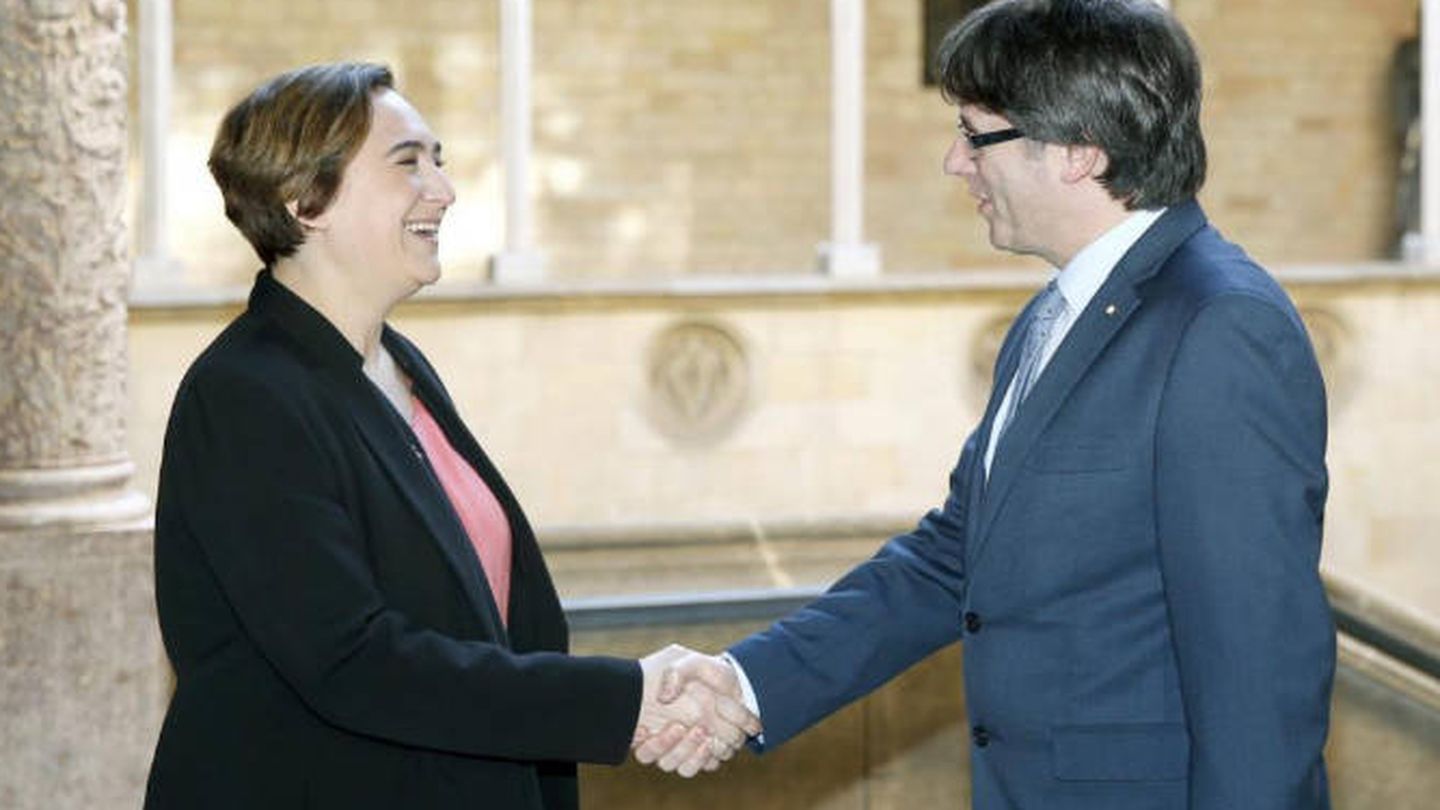 Ada Colau y Puigdemont lograron un acuerdo para la unión de tranvías. (EFE)