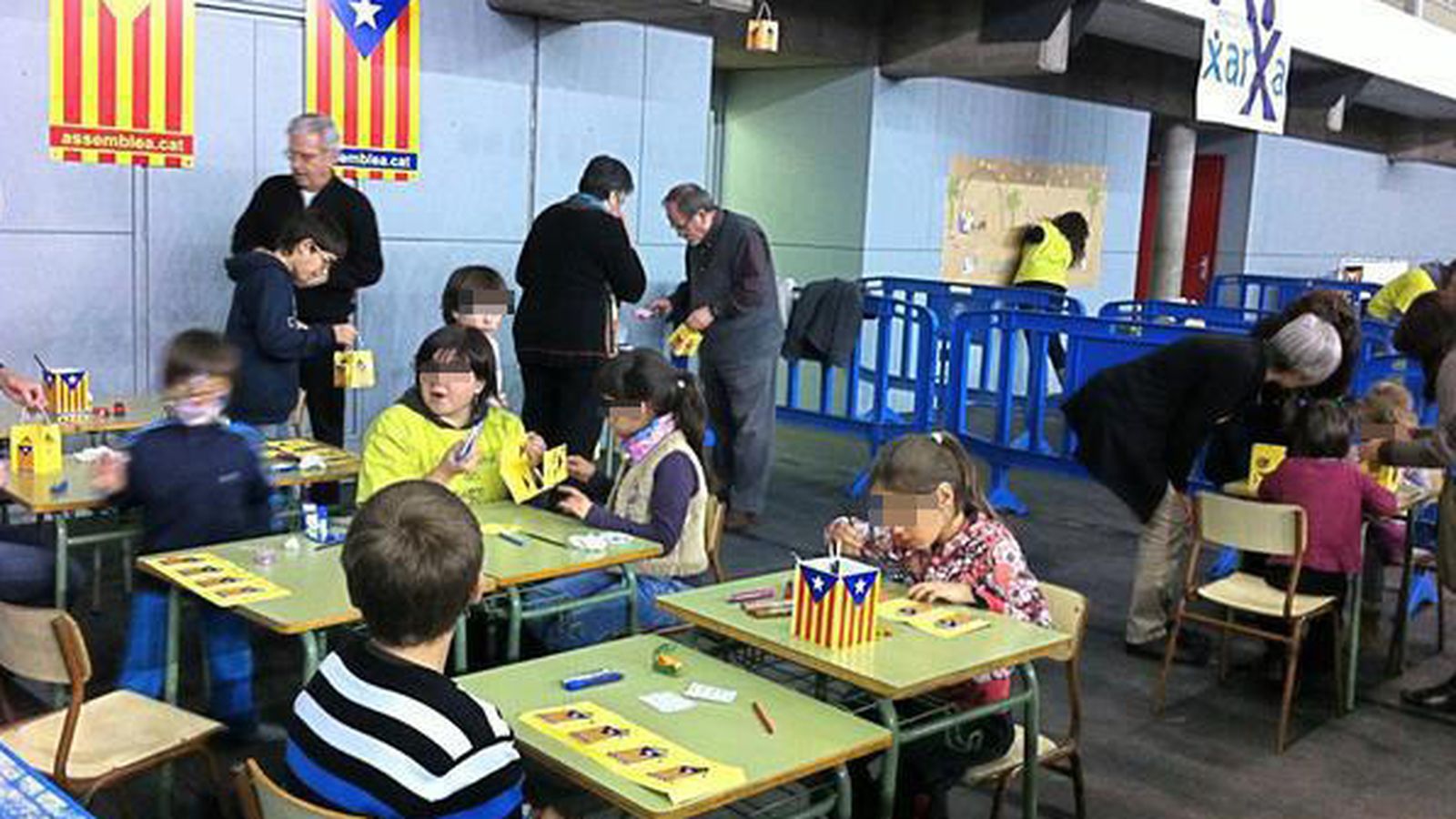 Foto: Clase de manualidades en un colegio de Barcelona.