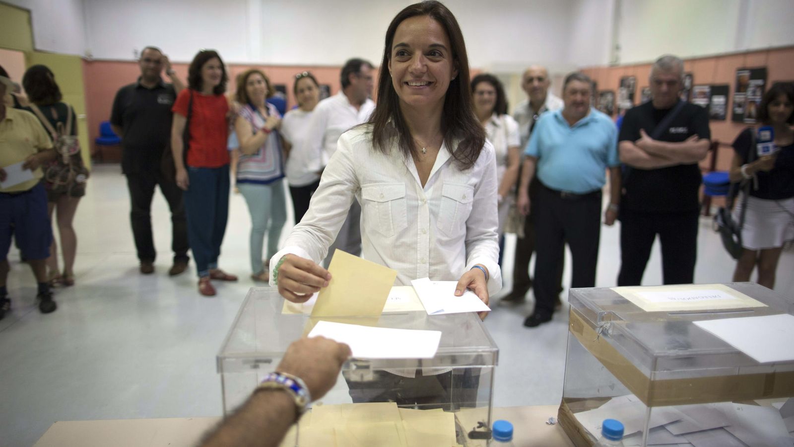Foto: Sara Hernández, votando hoy. (EFE)