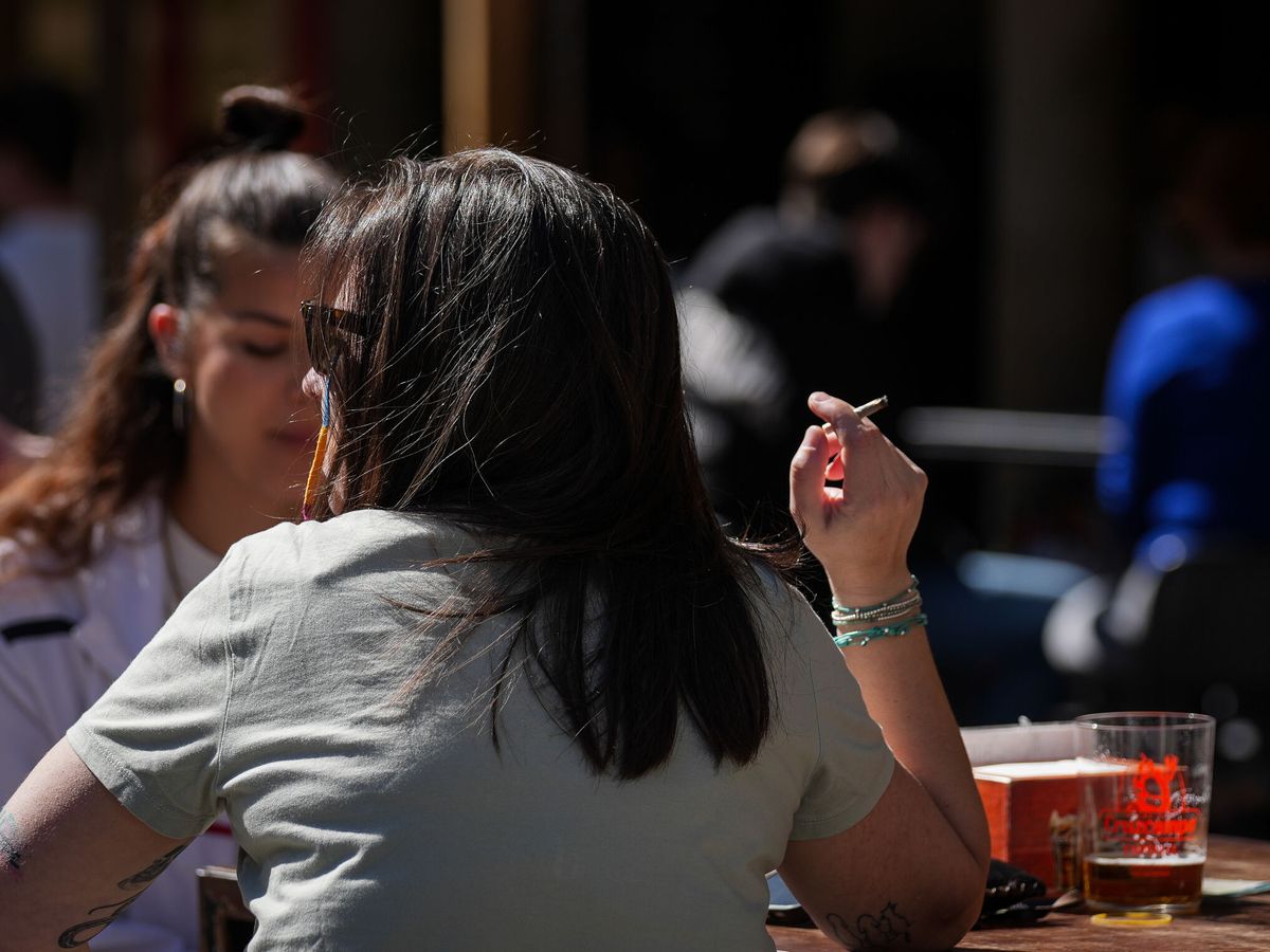 Foto: Estos son los lugares en los que Sanidad planteará prohibir fumar tabaco y vapear. (Europa Press/María José López)