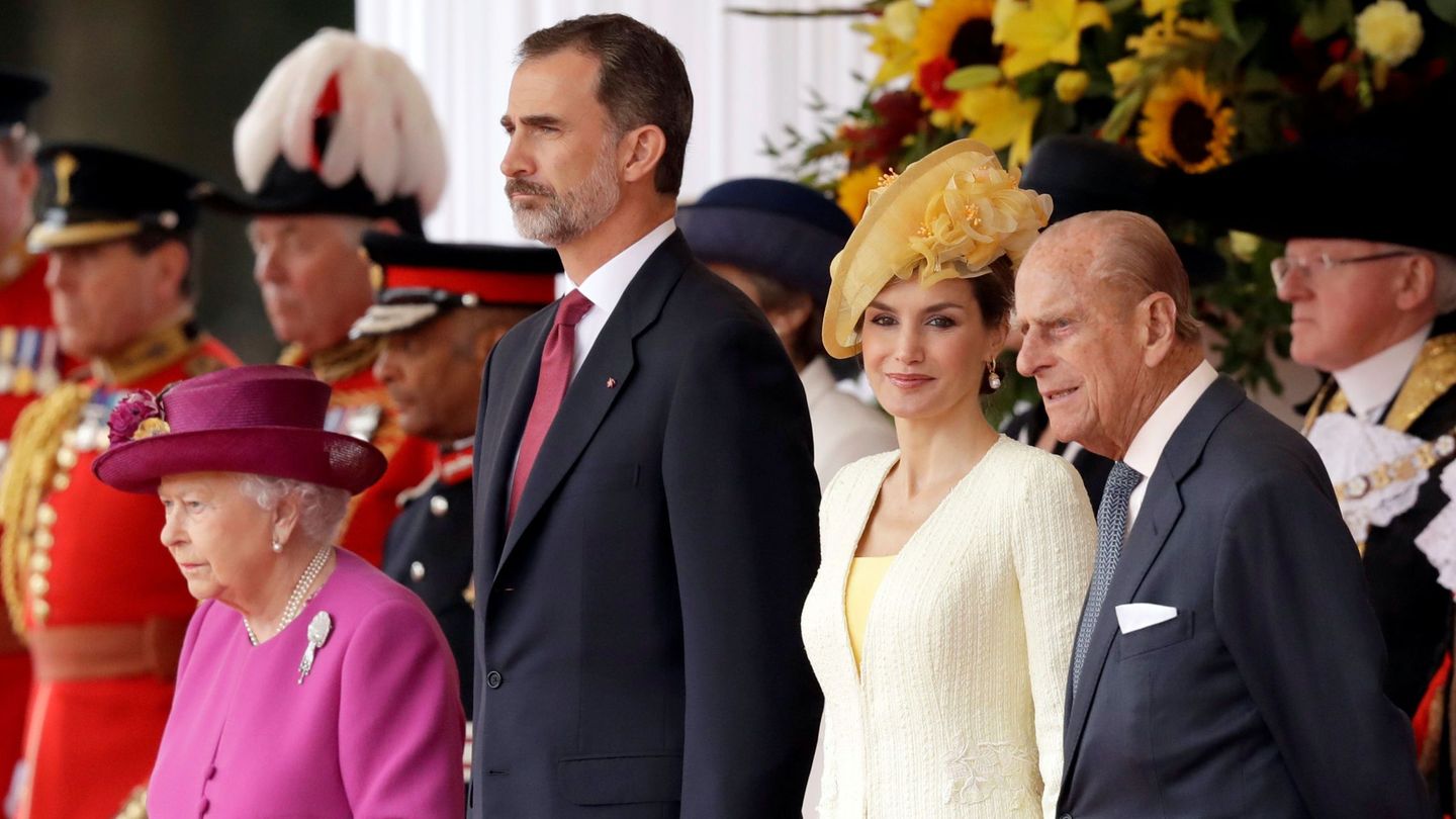 Los Reyes con Isabel II y el duque de Edimburgo en 2017. 
