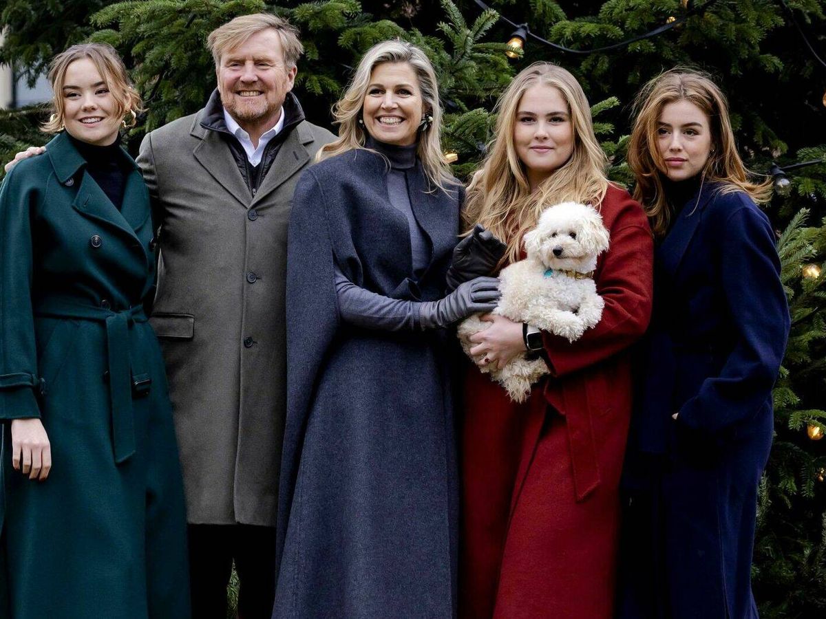 Foto: Los reyes de Holanda junto a sus tres hijas en el posado navideño. (EFE)