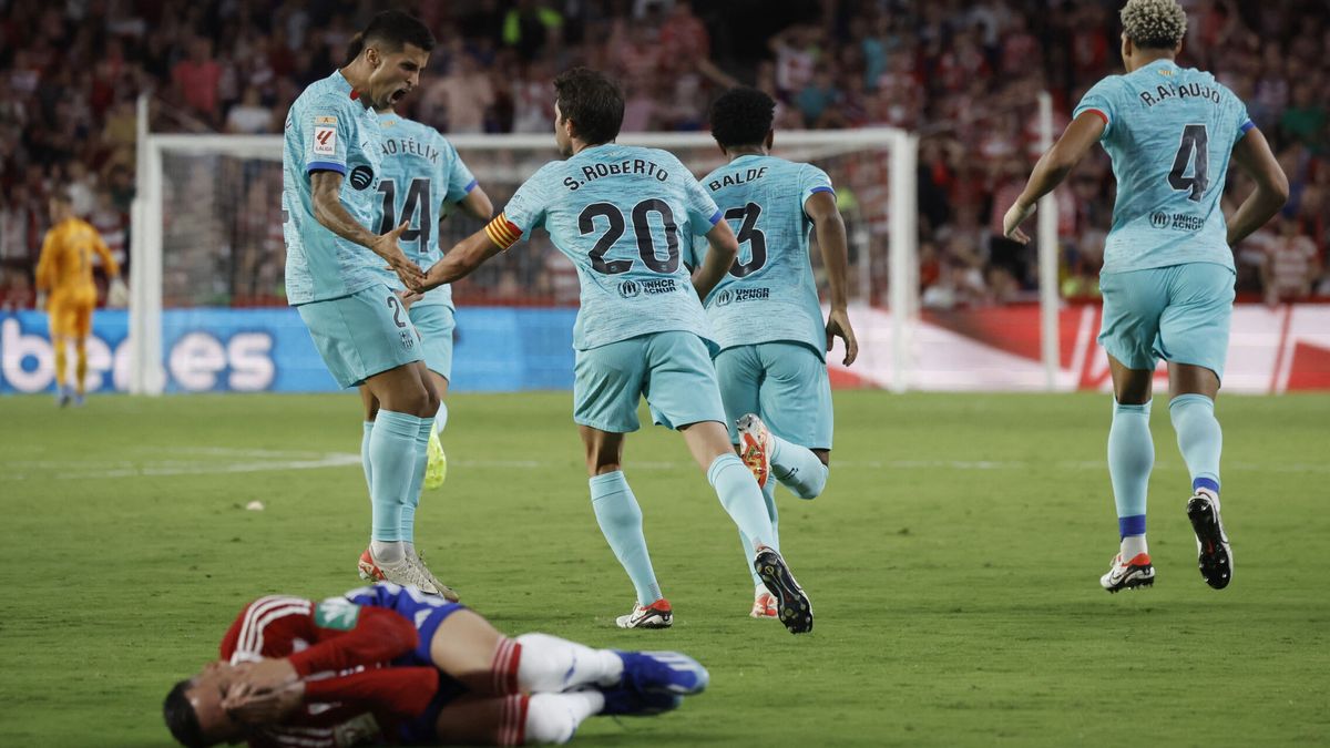 El Barça rescata un punto de Granada entre cánticos de "Negreira" y el gol de Sergi Roberto (2-2)