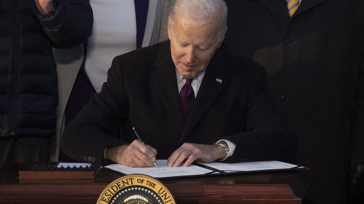 Joe Biden firma la ley que protege el matrimonio igualitario en Estados Unidos