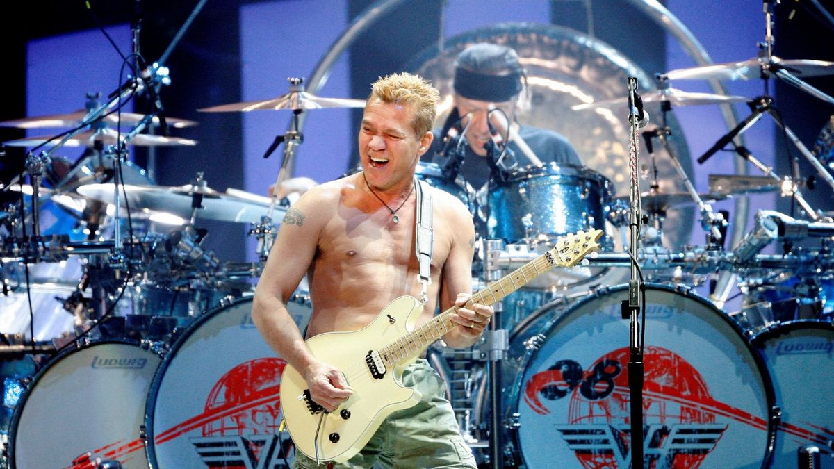 Eddie Van Halen, el guitarrista que plantó cara al punk bailando sobre un mástil