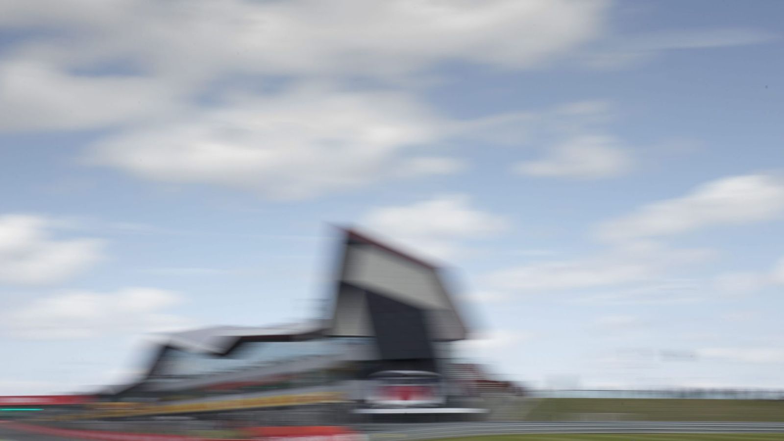 Foto: El MP4-31 de Alonso en el circuito de Silverstone (Valdrin Xhemaj/EFE).
