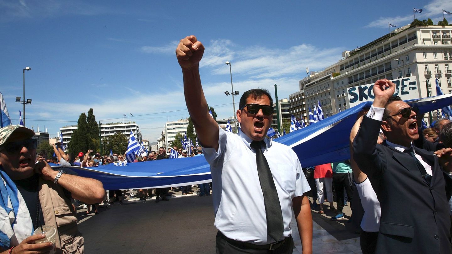 Griegos protestan en contra del acuerdo alcanzado entre Grecia y la Antigua República Yugoslava de Macedonia, en Atenas. (EFE)
