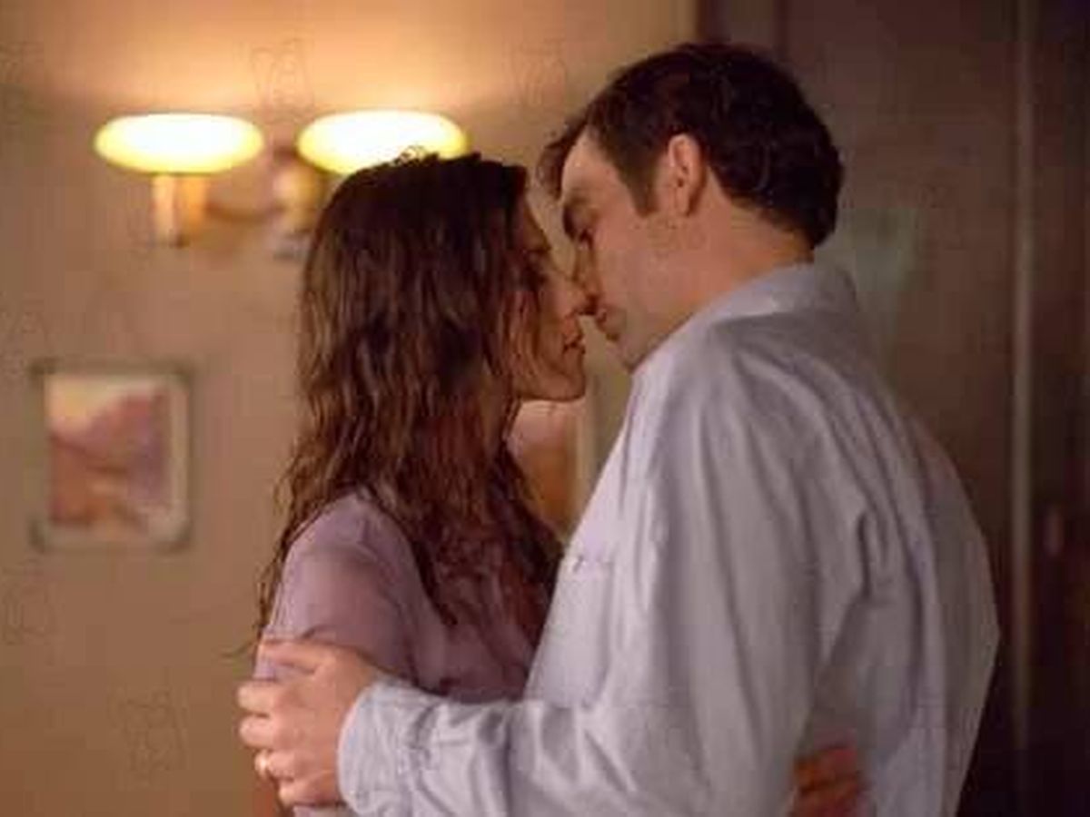 Foto: Jennifer Aniston y Clive Owen en la famosa escena del beso de la película 'Sin control'. 