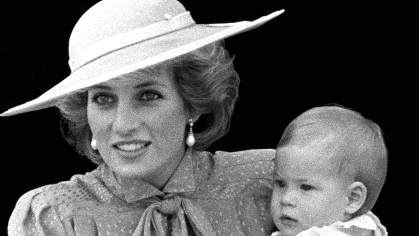 Diana de Gales, con su hijo Harry. (Getty)