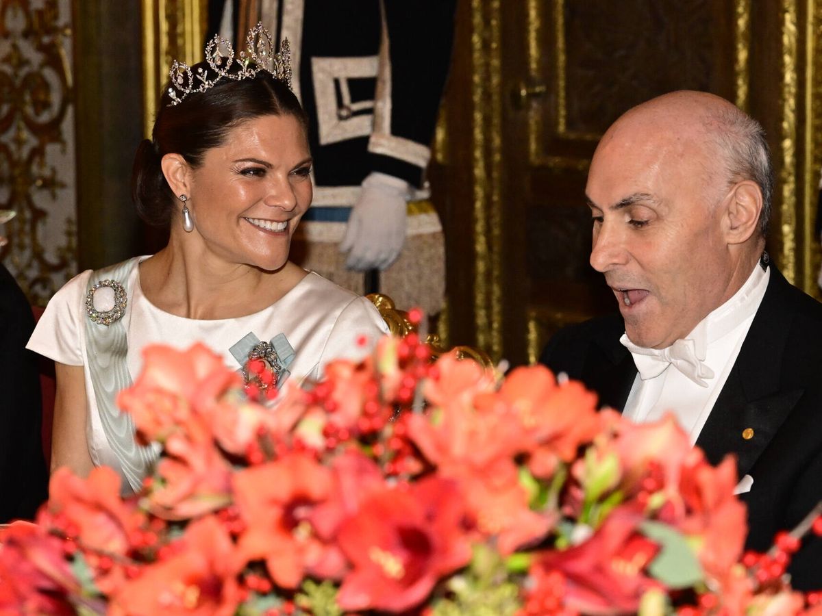 Foto: Victoria de Suecia charla con uno de los premiados en la cena de gala con los Nobel. (Gtres)