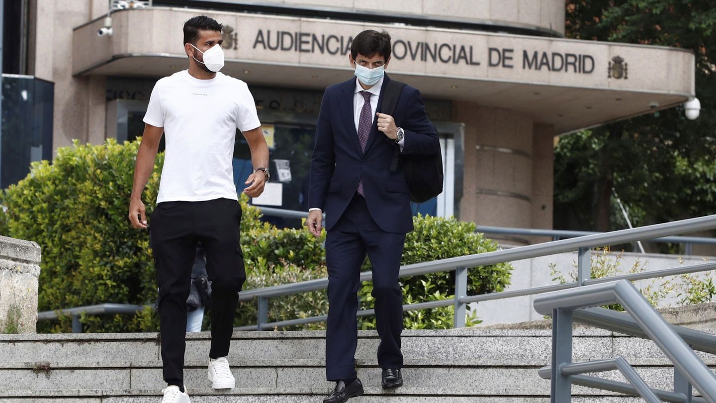 Diego Costa y su abogado salen de la Audiencia Provincial de Madrid. (Efe)