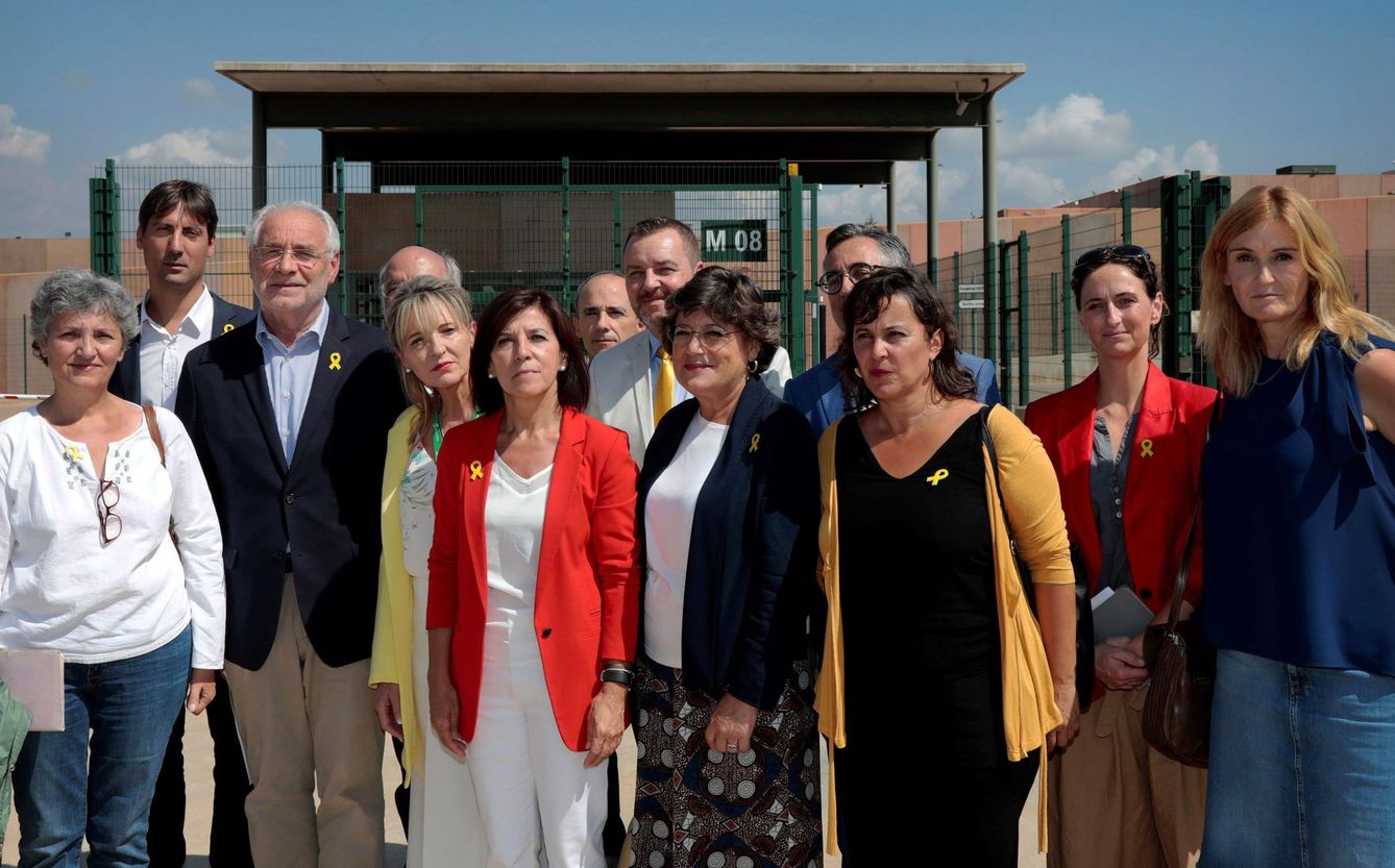 Demesmaeker (en el centro, con corbata amarilla) en la visita con otros eurodiputados en la que dio la carta a Forcadell. (EFE)