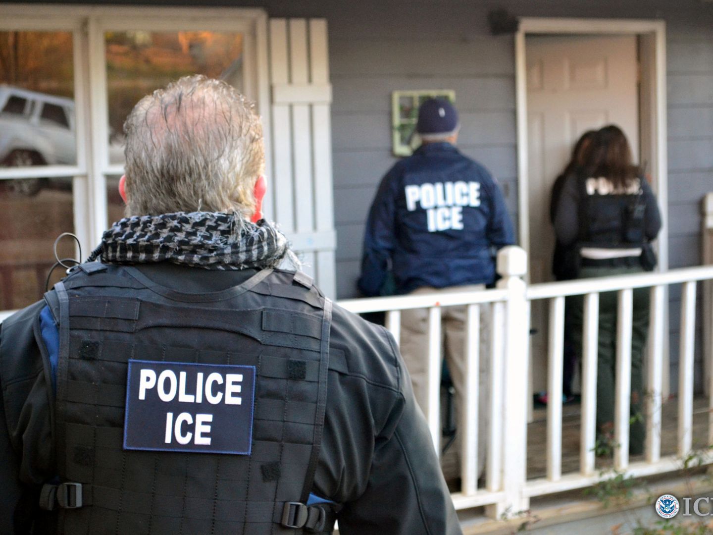 Oficiales de la ICE llevan a cabo una redada contra presuntos inmigrantes irregulares en Atlanta, el 9 de febrero de 2017. (Reuters) 