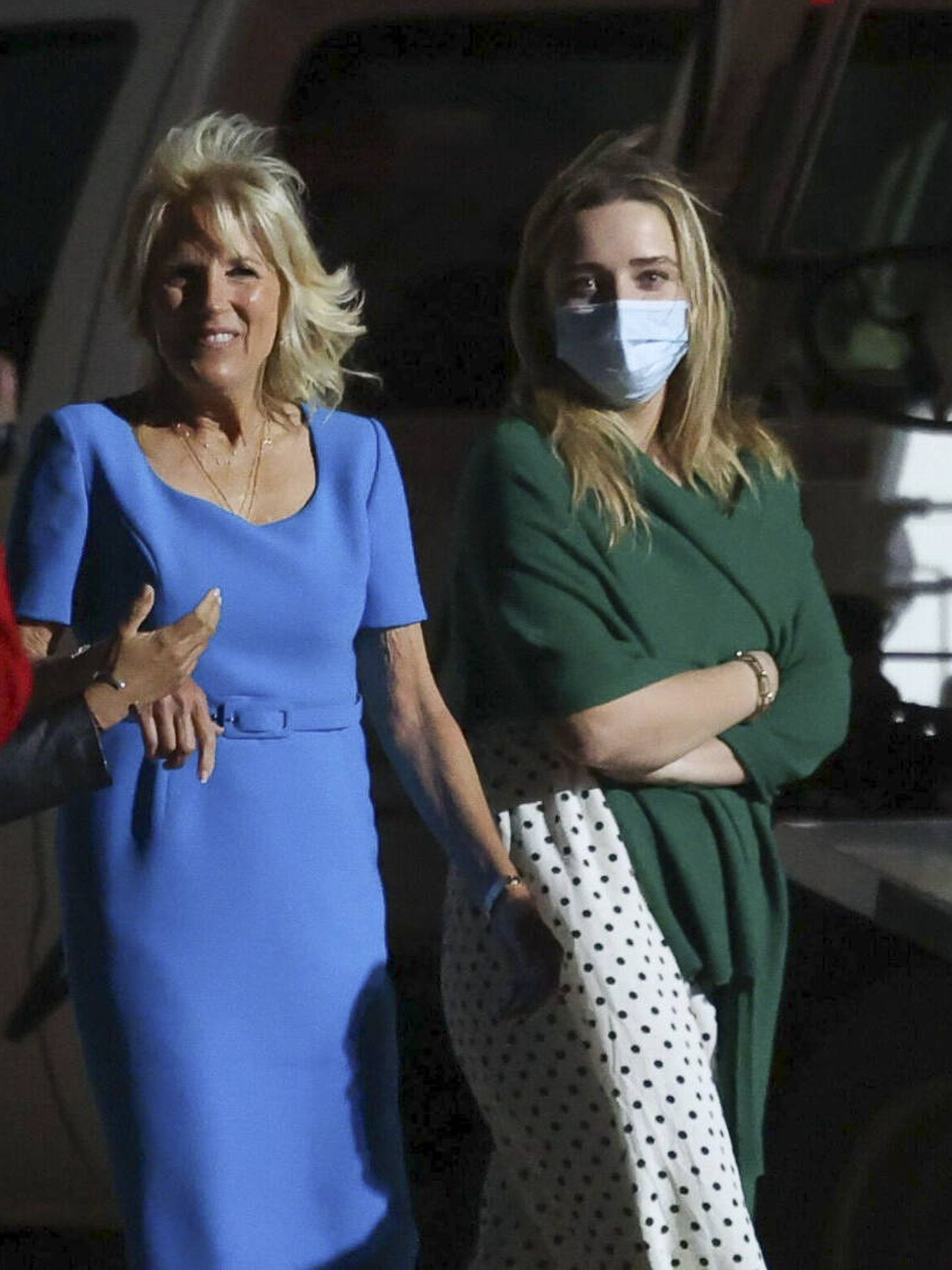 Jill Biden y su nieta Maisy, a su llegada a Madrid. (EFE)
