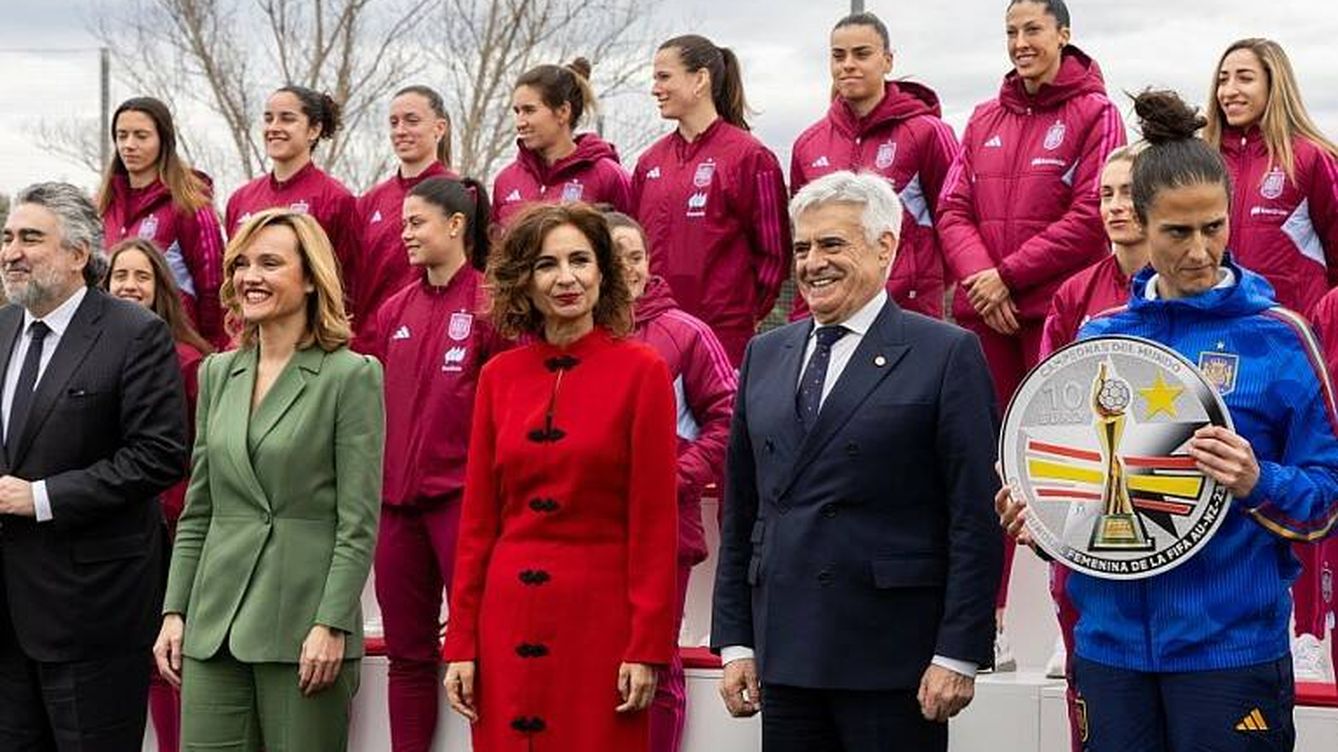 Foto: Uribes, Alegría, Montero, Rocha y Tomé, con la Selección femenina. (RFEF)