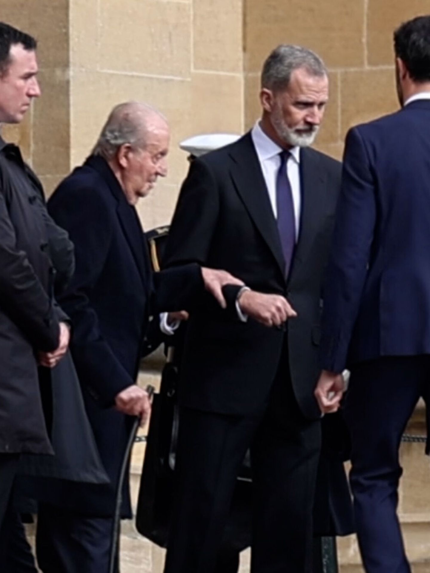 El rey Juan Carlos I saliendo del brazo de su hijo, el rey Felipe VI (Europa Press)