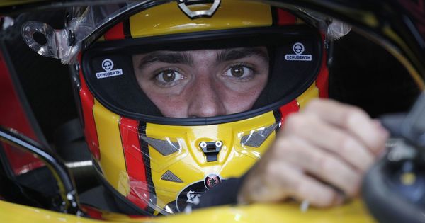 Foto: Carlos Sainz sigue mejorando y cada día se siente más cómodo al volante de su Renault. (EFE)