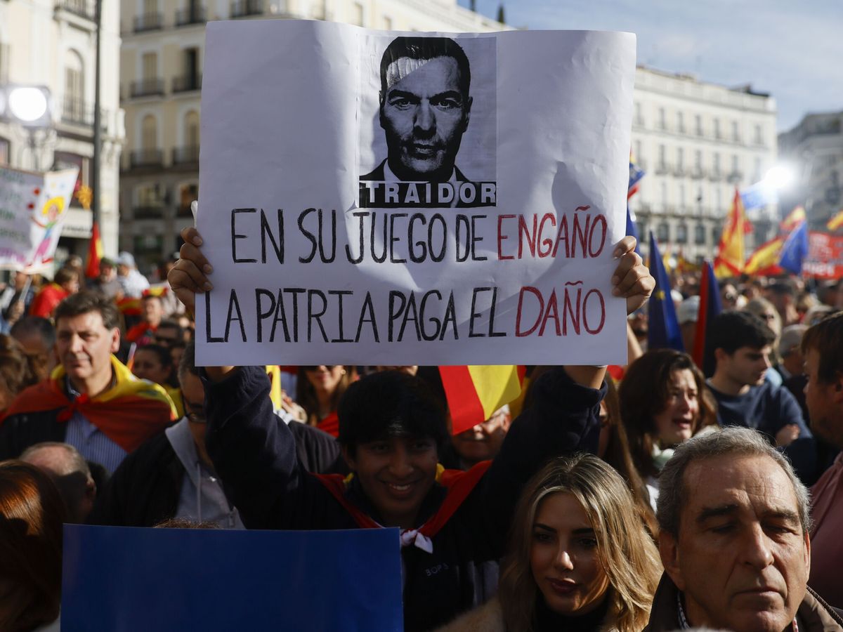 Foto: Varias personas asisten a la manifestación convocada por la derecha contra la amnistía en la Puerta del Sol en Madrid. (EFE/Mariscal)