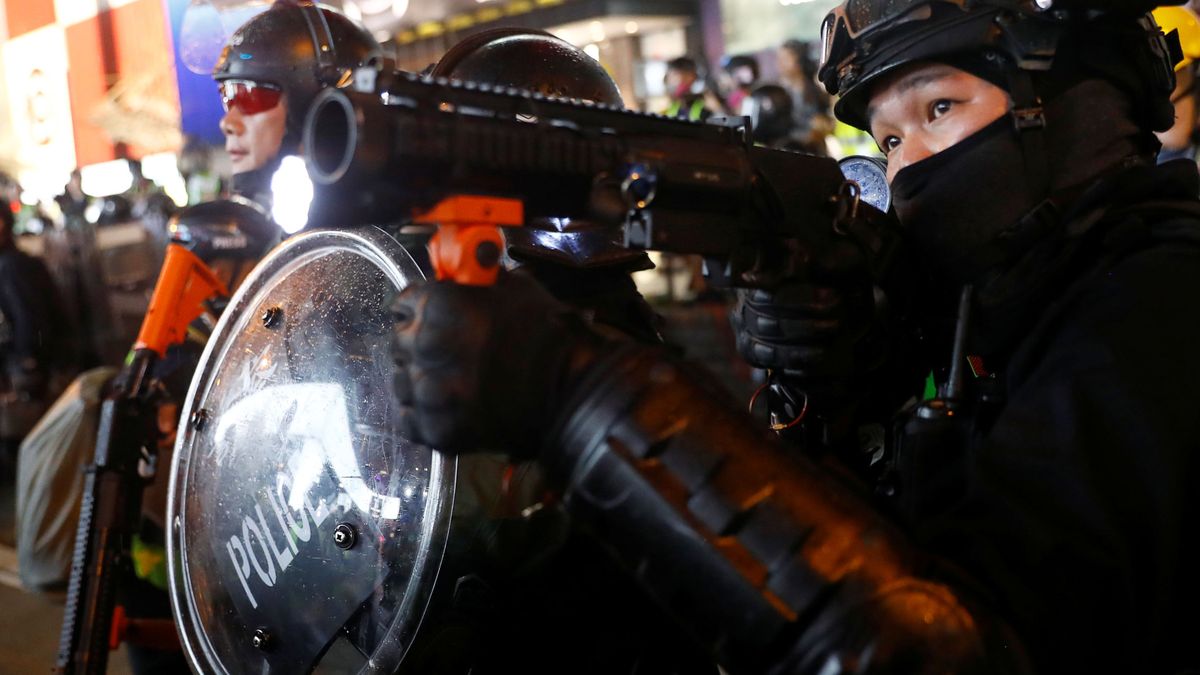 Las últimas detenciones provocan una escalada de violencia en Hong Kong 