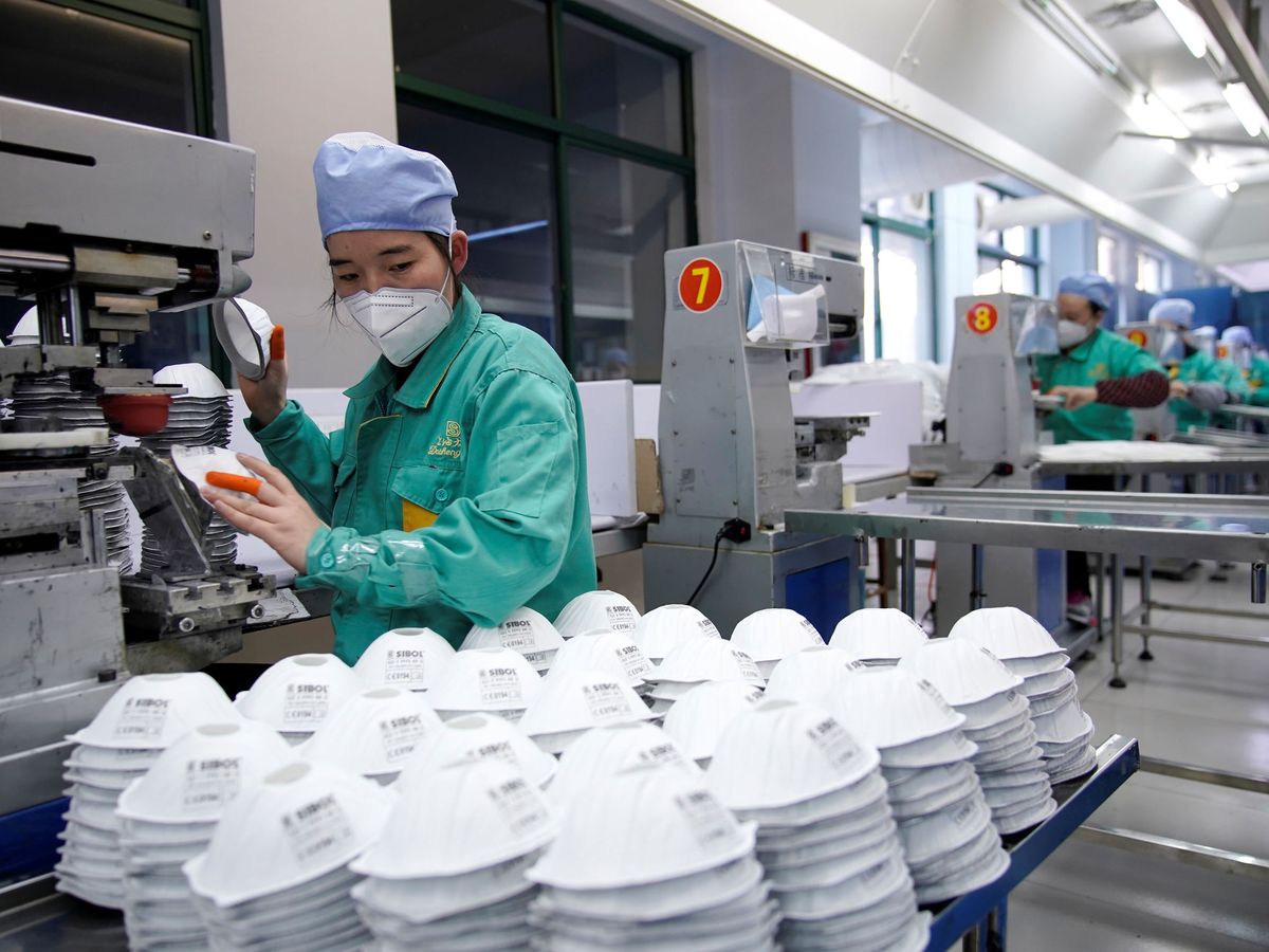 Foto: Trabajadores chinos, produciendo mascarillas en una fábrica de Shanghái. (Reuters)