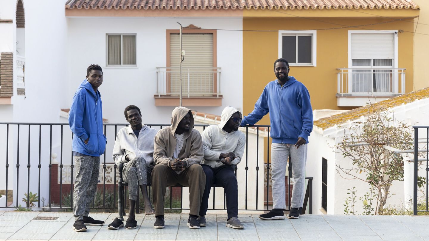 Algunos de los inmigrantes por las calles de Torrox. (EFE/Daniel Pérez)