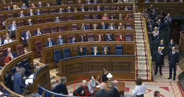 Foto: En la imagen, momento en que el diputado de ERC Jordi Salvador pasa por delante de Borrell.