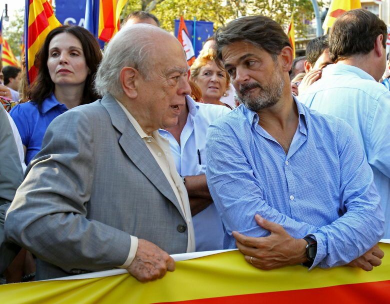 El expresidente de la Generalitat Jordi Pujol (i) conversa con Oriol. (EFE)