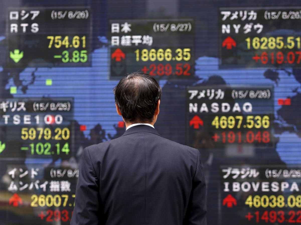 Foto: Un inversor viendo valores en bolsa. (Reuters)